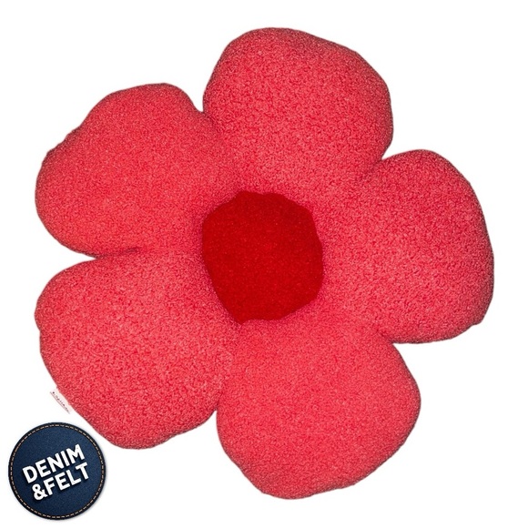 Flower 3D Throw/Decorative Pillow | Color: Pink/Red | NEW🌸🌺 - Picture 1 of 4